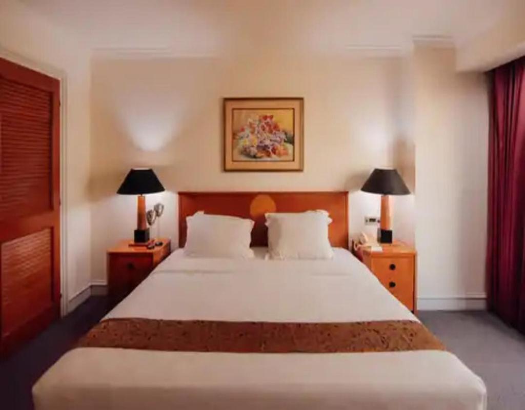 Surabaya Suites Hotel Powered By Archipelago Luaran gambar
